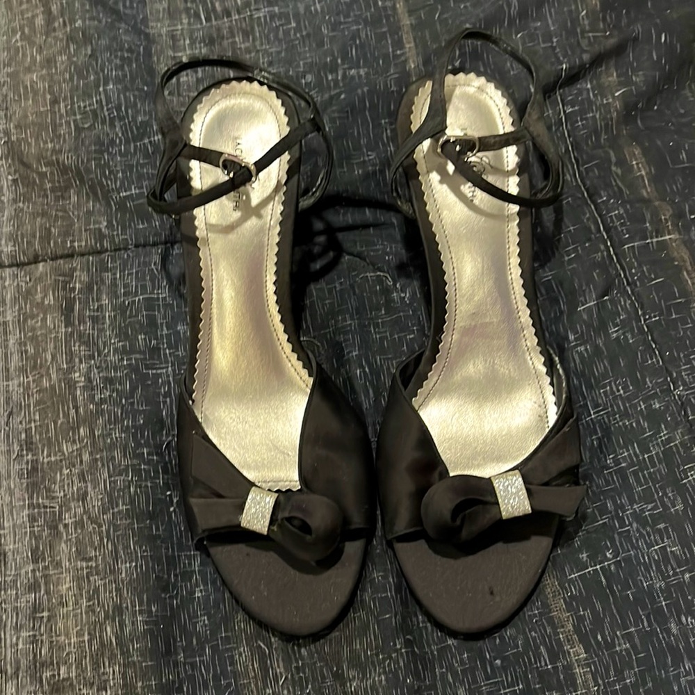 Cute pair of 2in heels